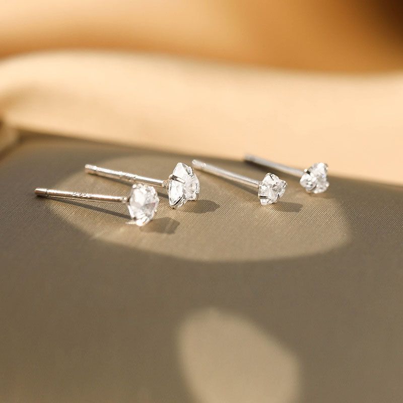 S925 pure silver heart-shaped zircon earrings, 2022 new trendy ear hole earrings, simple and cool style, small and compact for women platinum blonde 3MM per pair