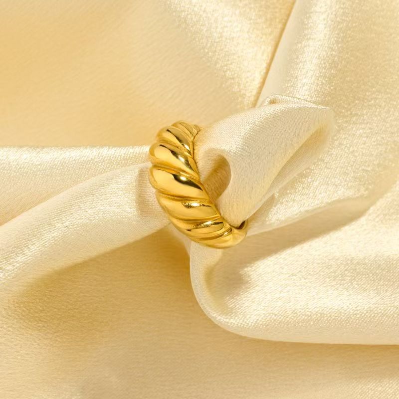 One piece of high quality cubic zirconia copper plated 18k gold silver fashion versatile croissant ring for women men couple wedding ring gift Silver One Size