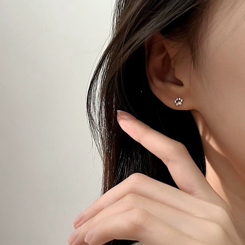 Cute and petite cat paw print earrings for women, 999 pure silver, simple and fashionable, small and fresh, foot silver earrings jewelry wholesale silvery pure silver