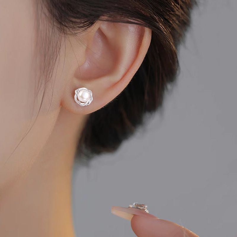 S925 pure silver simple petal freshwater pearl earrings for women with retro temperament, small and exquisite flower earrings to give to girlfriend silvery 925 silver