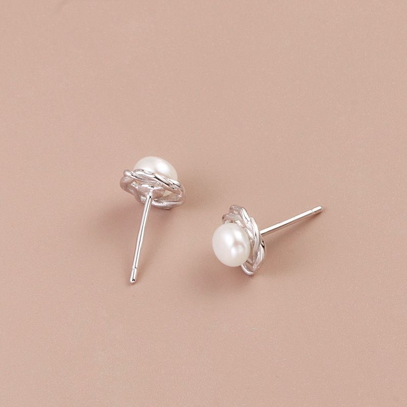 S925 pure silver simple petal freshwater pearl earrings for women with retro temperament, small and exquisite flower earrings to give to girlfriend silvery 925 silver