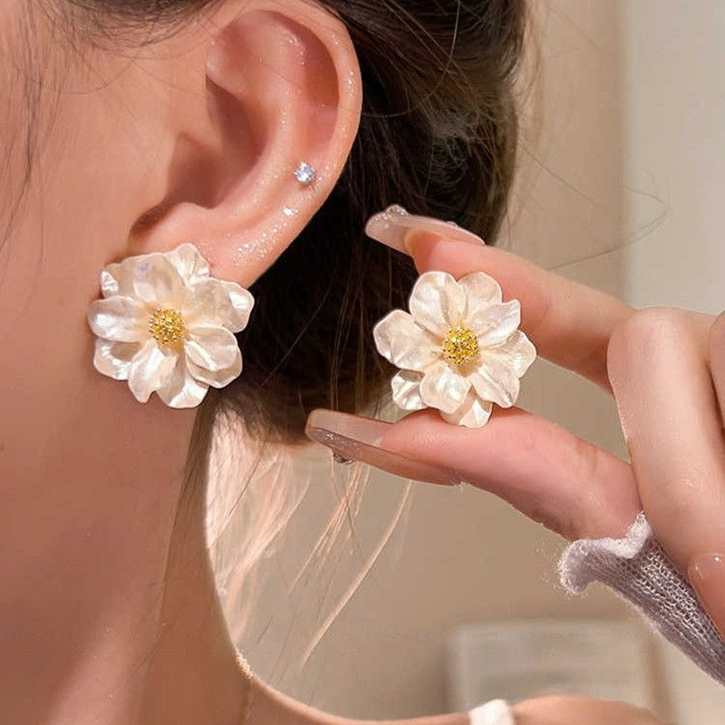 Fashionable temperament earrings, camellia earrings, light luxury women's niche 2025 new popular earrings, high-end ear accessories white AS PICTURE