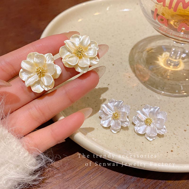 Fashionable temperament earrings, camellia earrings, light luxury women's niche 2025 new popular earrings, high-end ear accessories white AS PICTURE