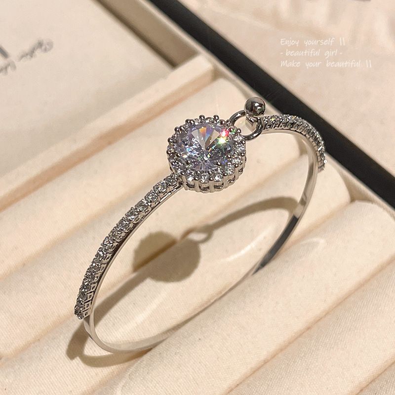 Heart Shining Exquisite Zircon Bracelet Women's Little Red Riding Book Explosions Advanced Flash Diamond Bracelet Girlfriend Gift Hand Jewelry Picture color Picture