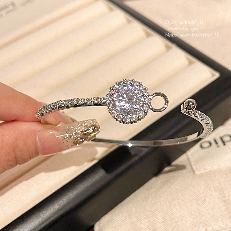 Heart Shining Exquisite Zircon Bracelet Women's Little Red Riding Book Explosions Advanced Flash Diamond Bracelet Girlfriend Gift Hand Jewelry Picture color Picture