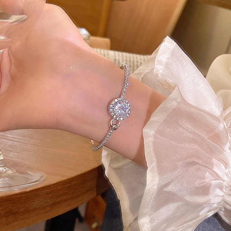 Heart Shining Exquisite Zircon Bracelet Women's Little Red Riding Book Explosions Advanced Flash Diamond Bracelet Girlfriend Gift Hand Jewelry Picture color Picture