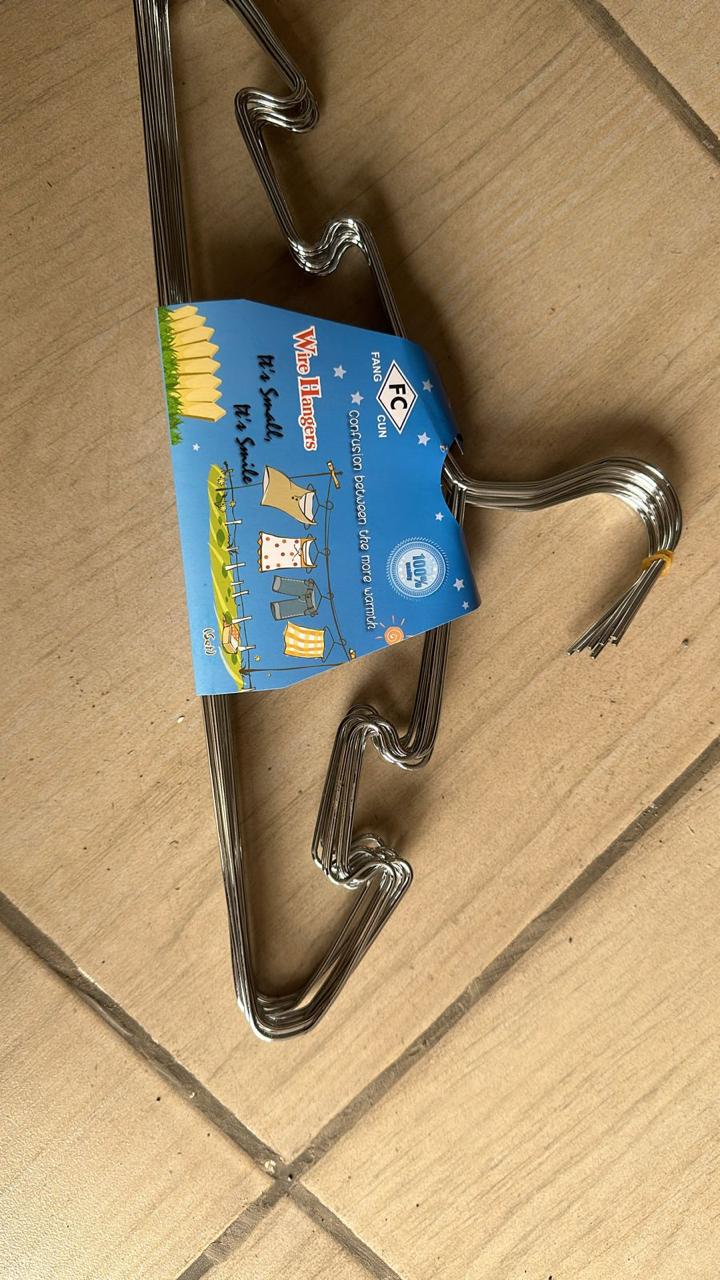 10 PCs hanger set, For drying or storing any clothes like coat, suit, shirt, trousers, etc.