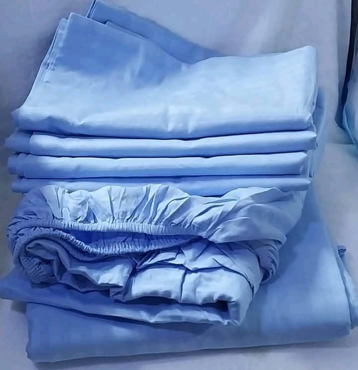 BED SHEETS.6pcs of 6*7 White Plain Fitted Bedsheet Set ( 2pcs bedsheets and 4pcs Pillow Cases)
