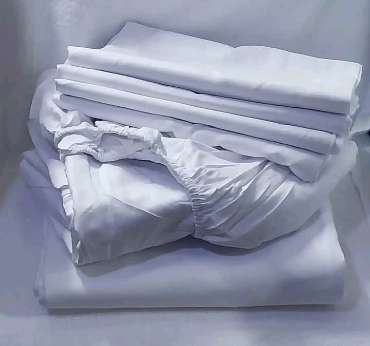 BED SHEETS.6pcs of 6*7 White Plain Fitted Bedsheet Set ( 2pcs bedsheets and 4pcs Pillow Cases)