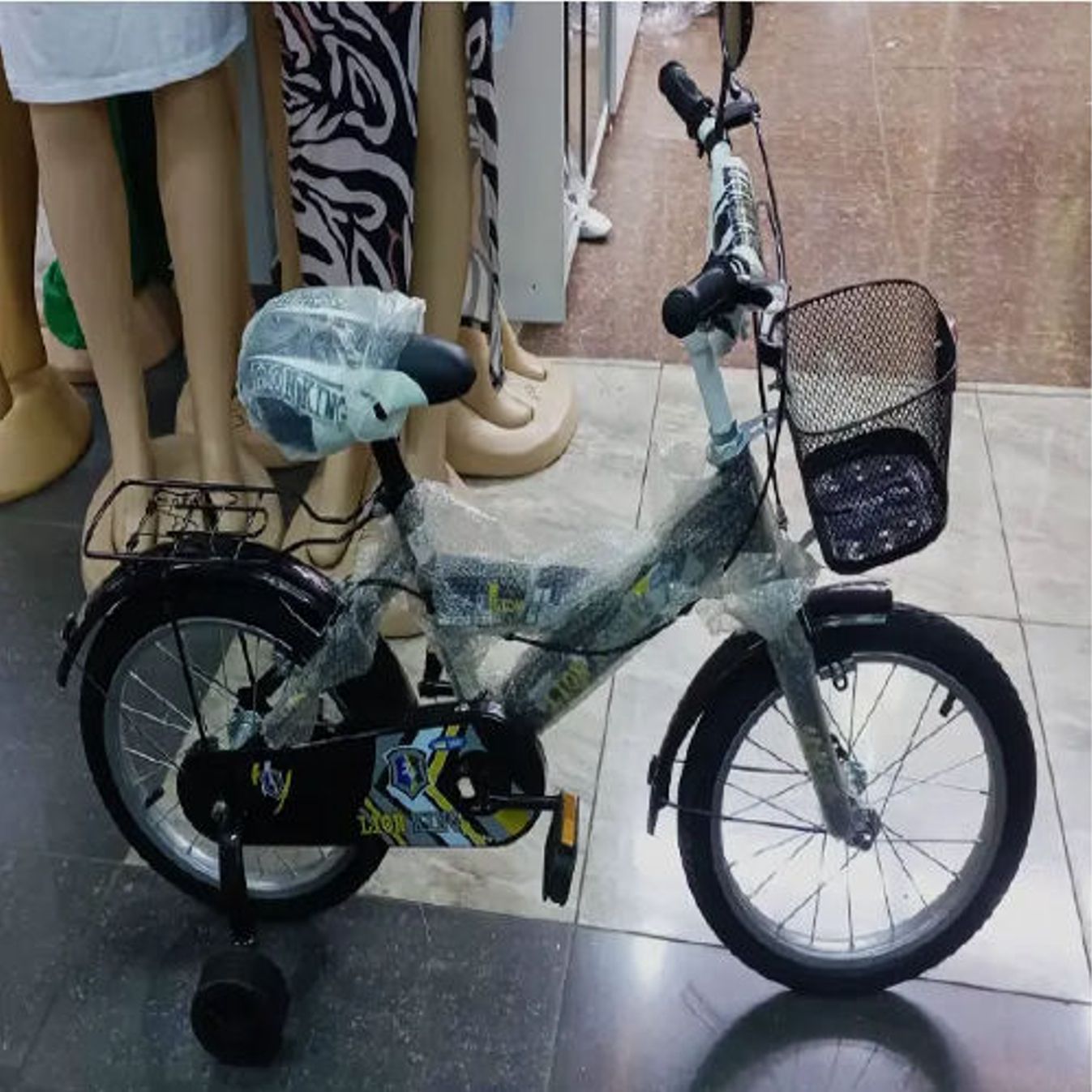 Lion King Bicycle Kids Bike For Sports Size: 16; Age 4 to 8 years(with balance wheels) It is available in a variety of colors to suit your child's personality to get exercise and fresh air