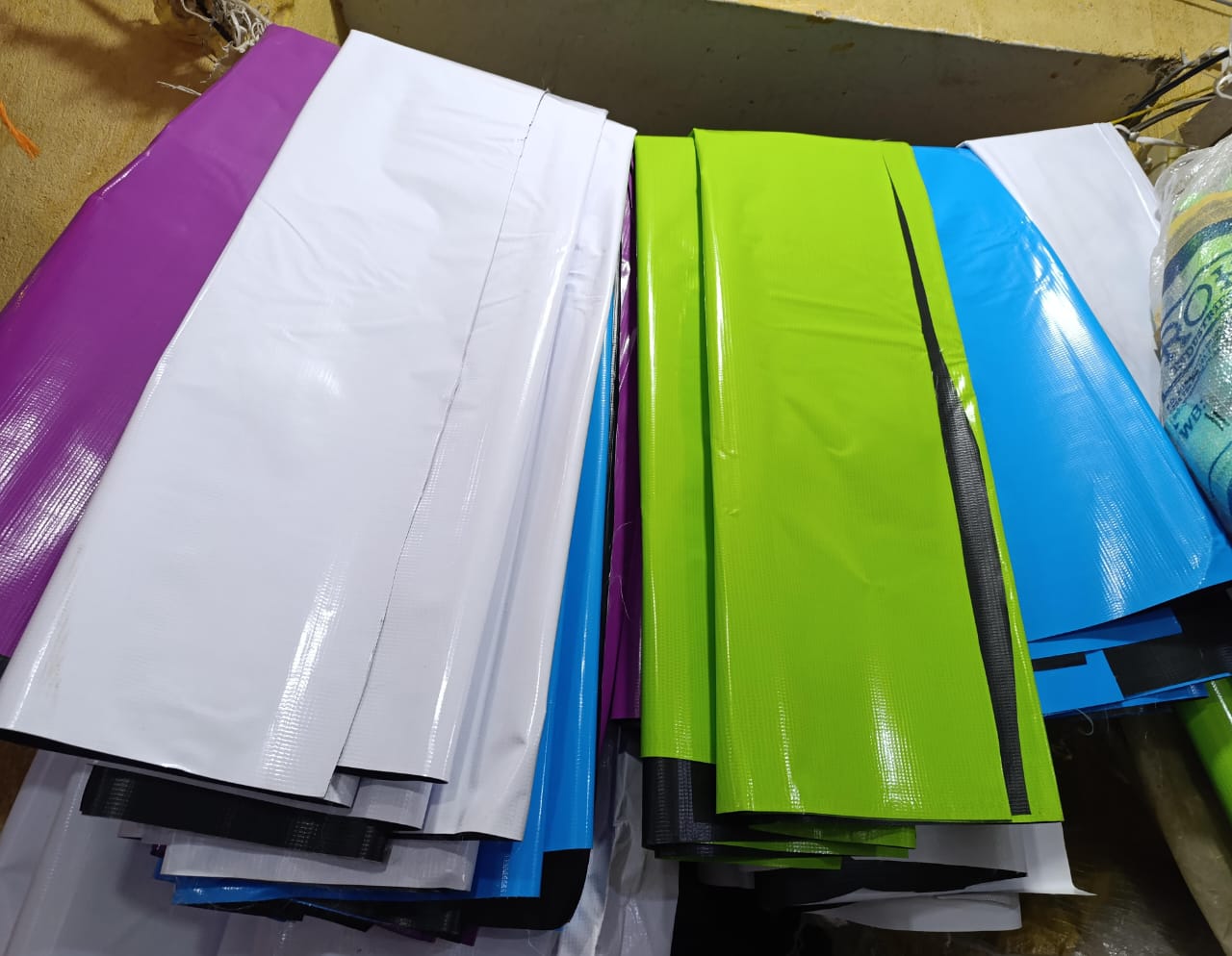 📌New in📌🍂ELEVATE YOUR LIVING ROOM SPACE🍂🌽5*8 PVC CarpetsThis floor carpet will protect your floor from damage and enable you to easily and smoothly roll from task to task in your workspace or hom