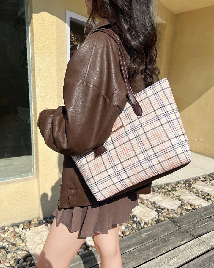 Elegant ladies tote bags., suitable for all occasion