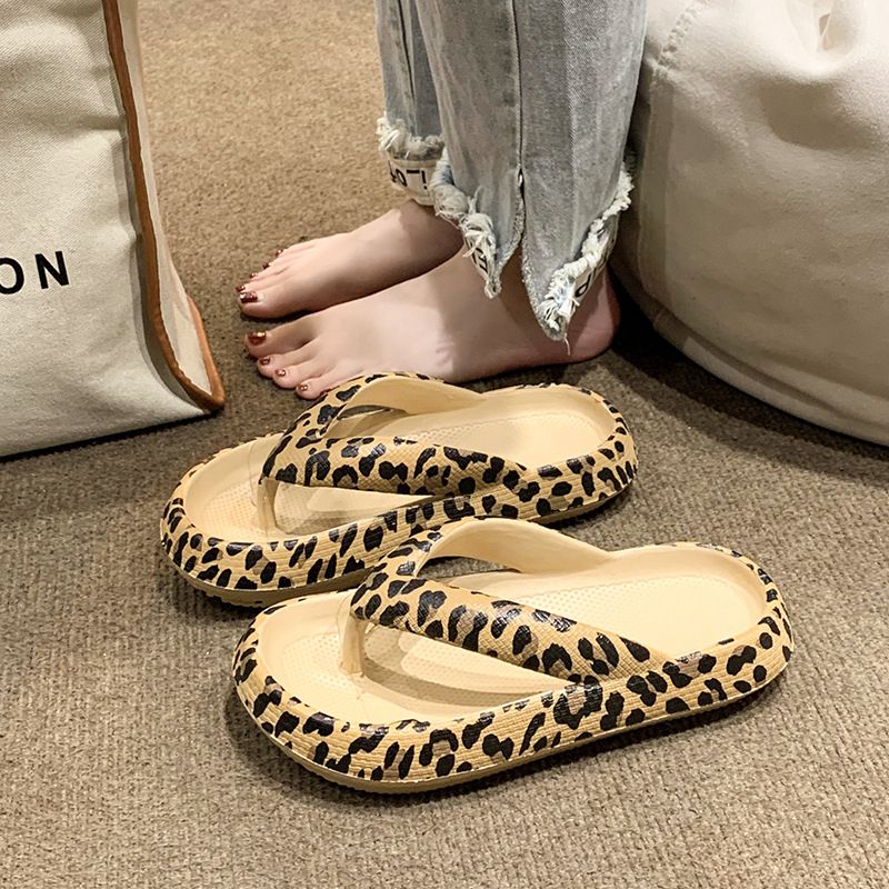Women's flip flops for outdoor wear, summer new style with thick toe, fashionable leopard print and fairy style, cool slippers for women going out Black 36-37