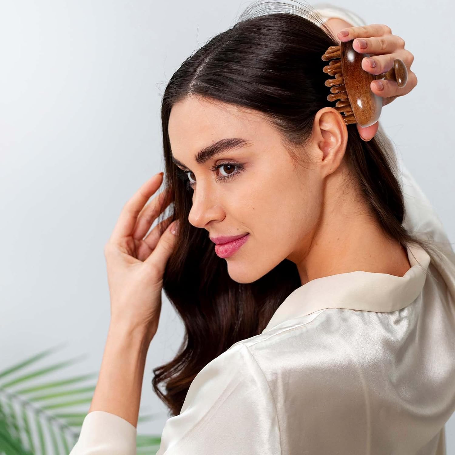 Scalp Massager Head Massager Manual Scalp Scrubber Scalps Brush with Sandalwood Bristles Portable Handheld Scalps Relax Tool scalp Massagers for Hair Growth Wet Dry Hair Brush for scalp Care Brown As