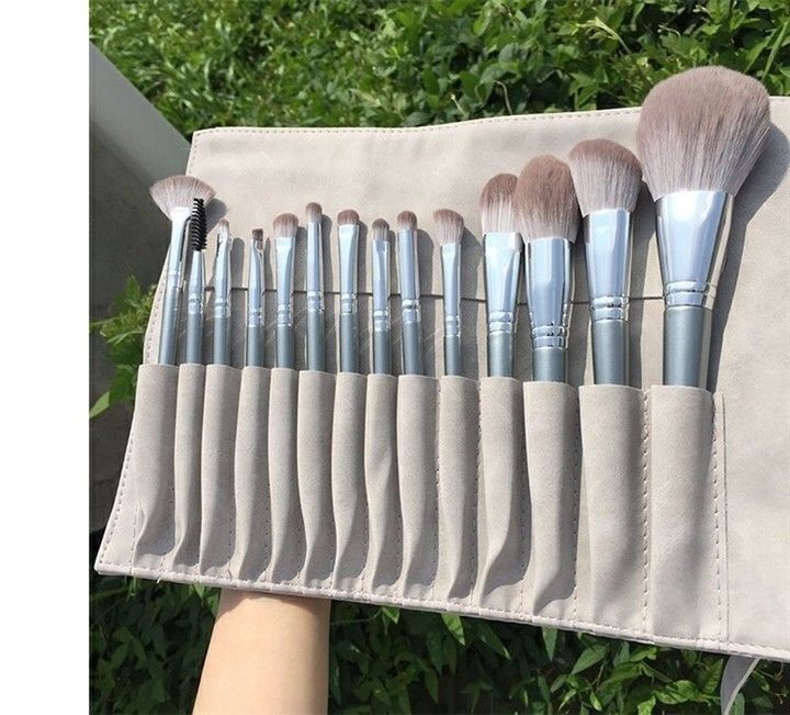 First time beginner makeup brush set powder brush eye shadow brush powder blusher brush full set makeup brush super soft silvery One size