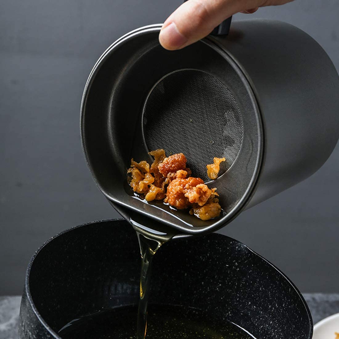 Container with Fine Mesh Strainer, 1.5 Iron Cooking Oil with Removable Tray for Kitchen Fat Storage