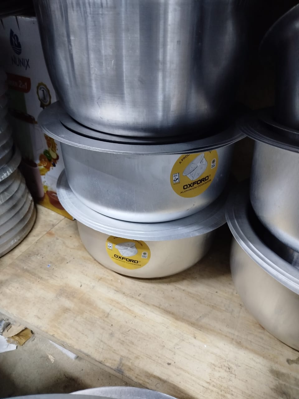 BEST OF OXFORD ALUMINIUM COOKWARE SUFURIAS made of and pure aluminum encapsulated in the base for fast and even heating and  cooking performance. Solid stainless steel riveted handles stay cool on the