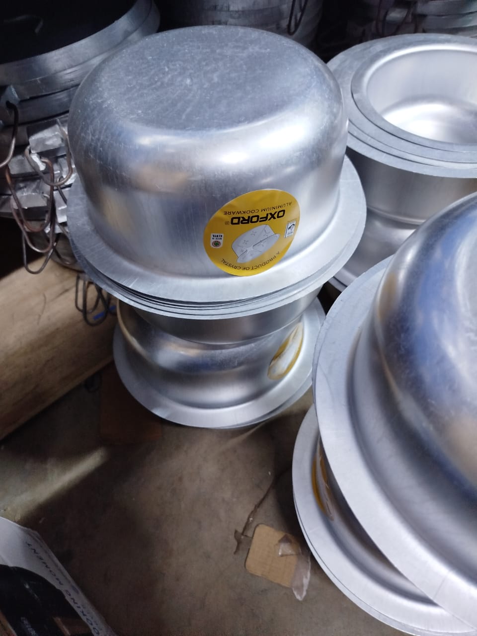 BEST OF OXFORD ALUMINIUM COOKWARE SUFURIAS made of and pure aluminum encapsulated in the base for fast and even heating and  cooking performance. Solid stainless steel riveted handles stay cool on the