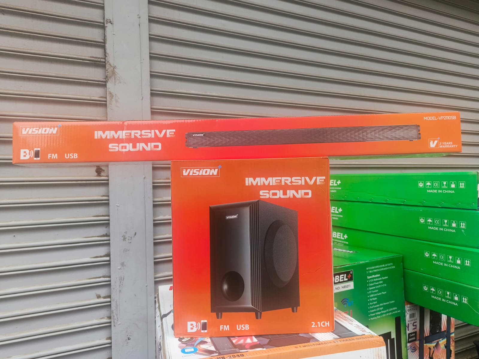 (IMMERSIVE SOUND)VISION  SOUND BAR Watch movies and listen to music in style with the Vision Plus 2.1 CH soundbar. This system supports Bluetooth connectivity, and digital FM radio, and comes with USB