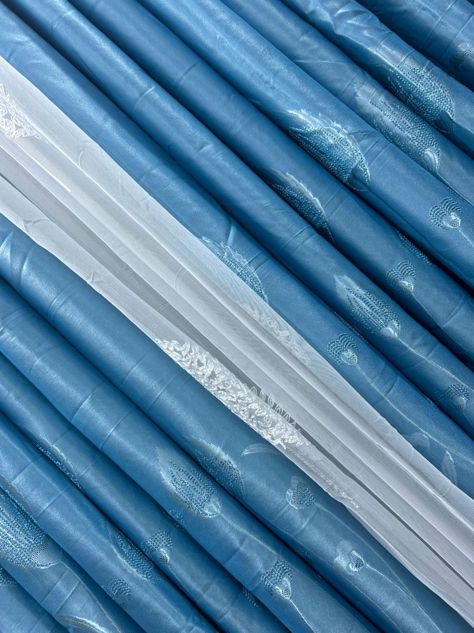 *3 pc Velvet Curtains(Thunder Effect)* 
▪️ 2 Curtains 1.5 m each
▪️1 Sheer-3 m
▪️Height-2.5m
 *Available in* 

It has a smooth soft feel. This you will love.