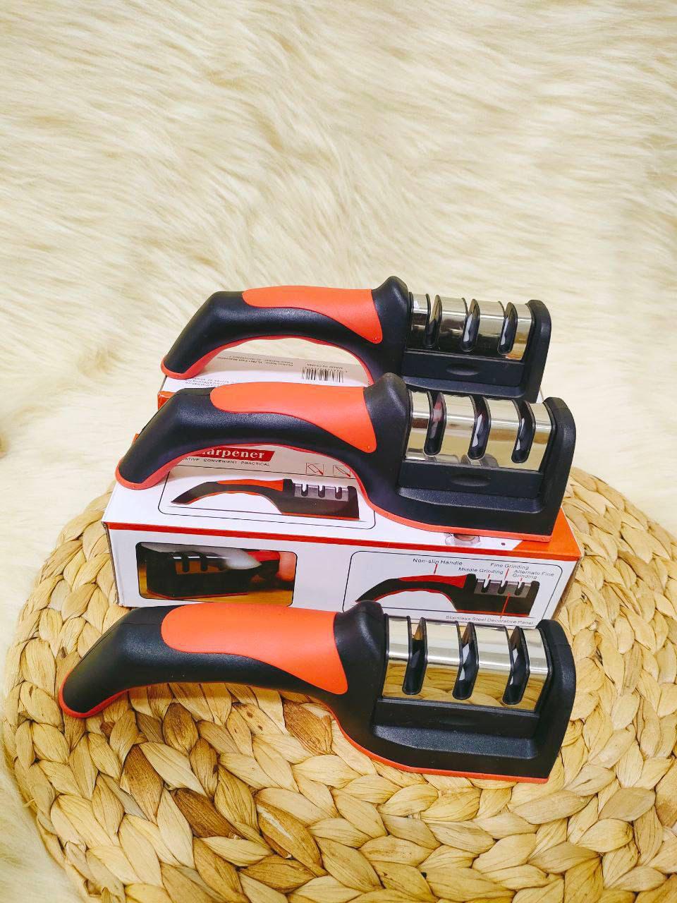 Knife Sharpener For Kitchen Knives, Scissors, Peelers.Attractive & Light Weight
3 Sharpening Modes, Coarse and Fine
Tungsten Carbide Blades and Ceramic Rods
Manual, Can Be Used Left or Right Handed
De