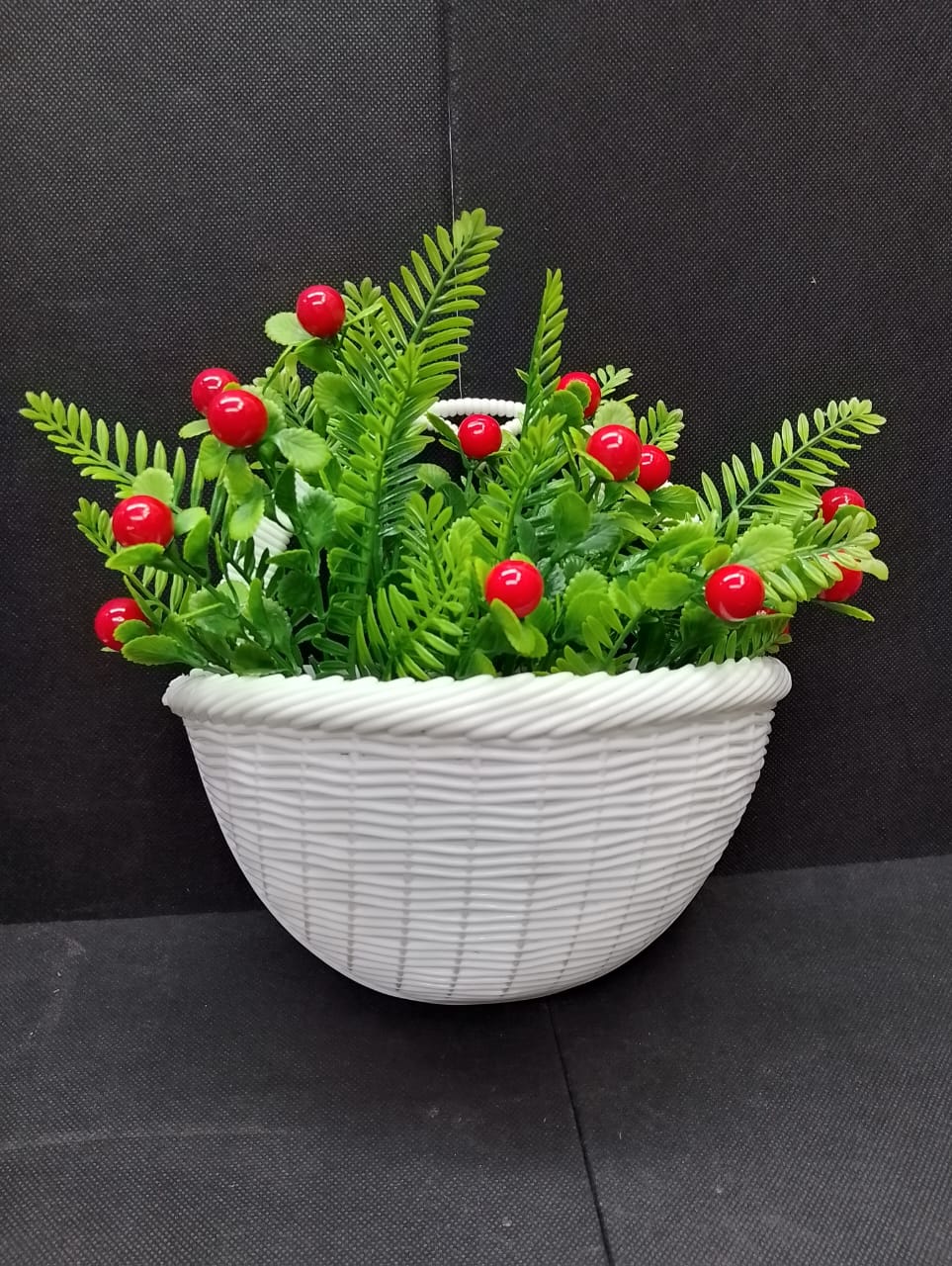 ARTIFICIAL/ FAKE HOME DECOR WALL HANGING VEINS(NO HANGING VASE)Whether hanging on your wall, cascading over a railing, or adding a burst of life to any corner, these artificial plants require no maint