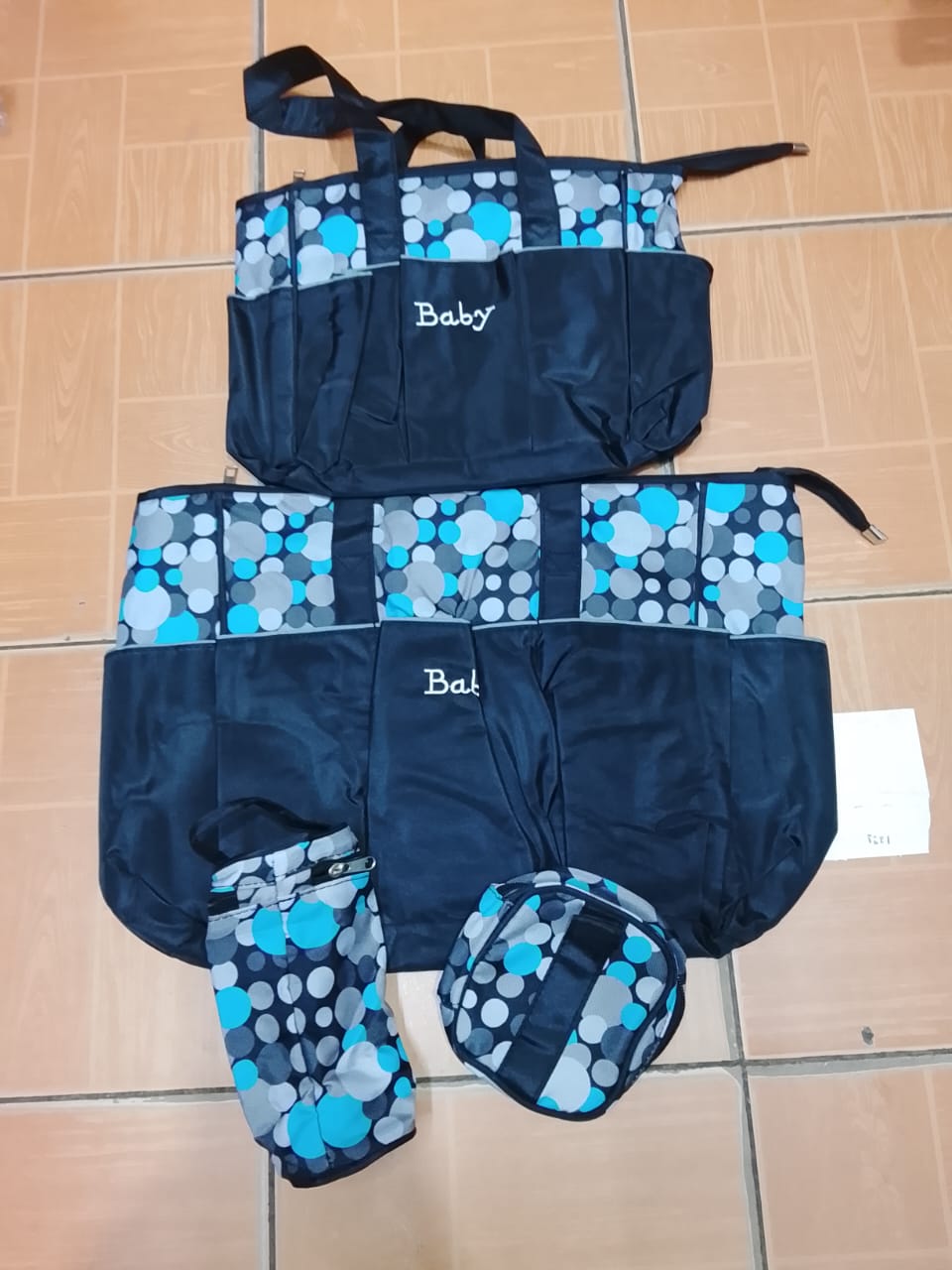5 in 1 diaper bag Mummy bag set, which is specially designed for the convenience of taking care of infants, maternity and mothers.Made with top of the range synthetic material, a set of this Diaper ba