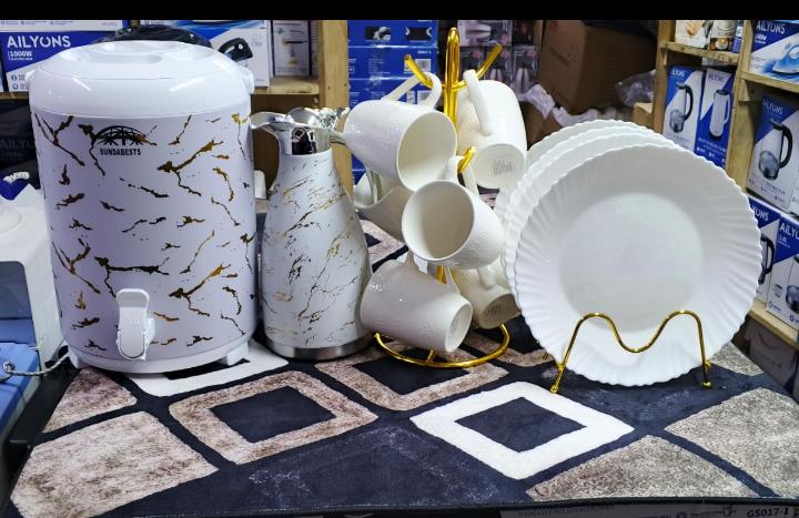 Limited deals 🤝14PC  Piece Complete Dinner Set🥏 9.5l teaurn 
6 mugs 
6 plates 
2.0l flask👀👀designed for everyday meals, family dining, hosting guests, or serving at events. This all-in-one set inc