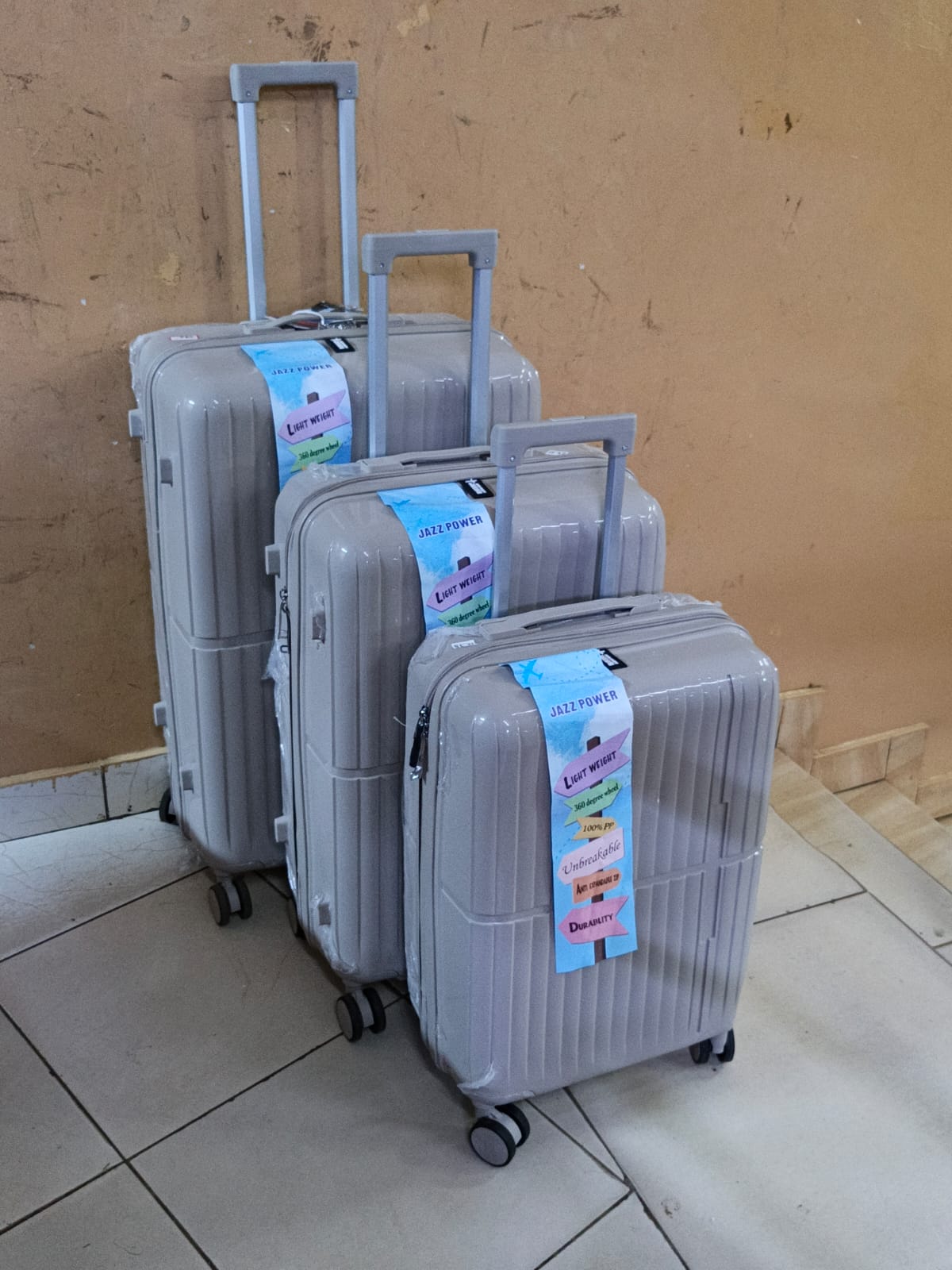 🕸 Unbreakable rubber suitcase  Pp 3-in-1 suitcase set

🕸Beautiful colours 
🕸Light weight 
🕸Scratch resistant 
💮360°wheel rotation 
🕸Double compartment  
🕸3 digits combination code 
🕸Easy to lo