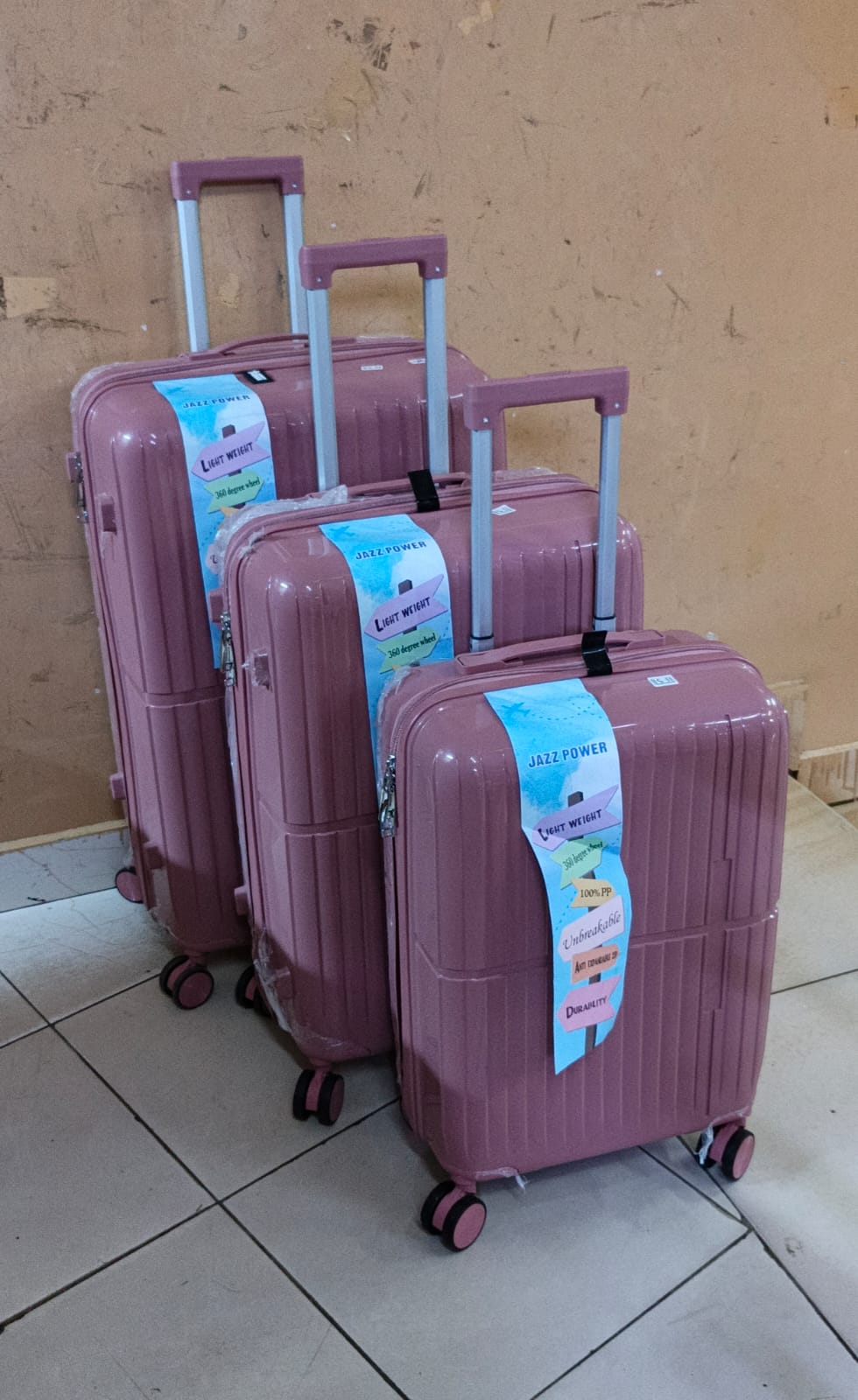 🕸 Unbreakable rubber suitcase  Pp 3-in-1 suitcase set

🕸Beautiful colours 
🕸Light weight 
🕸Scratch resistant 
💮360°wheel rotation 
🕸Double compartment  
🕸3 digits combination code 
🕸Easy to lo