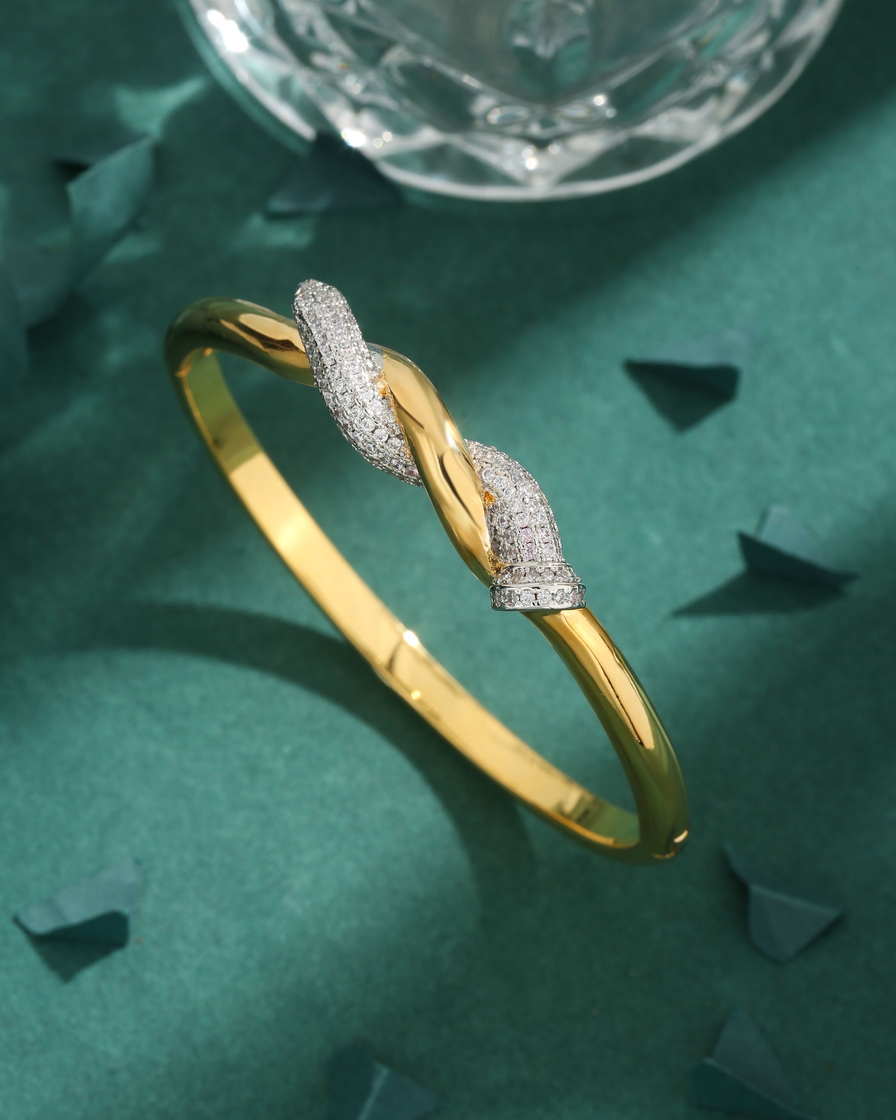 A high-quality European and American cubic zirconia copper plated 18K nail wrapped color coded fashionable bracelet for women's daily wear as a gift