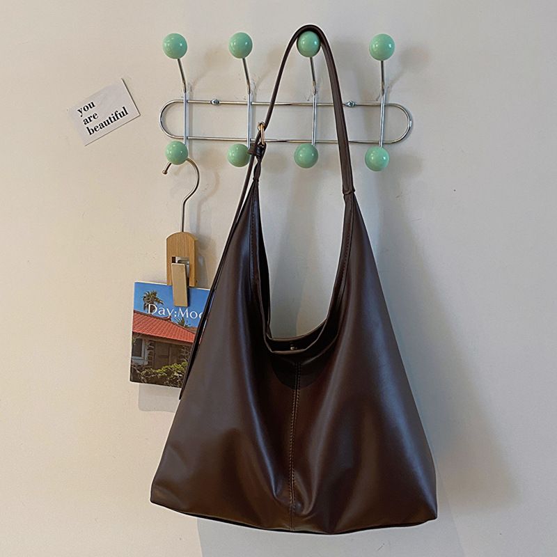 Retro commuting texture shoulder bag female 2025 this year popular Korean version of temperament underarm bag tote bag fashion female