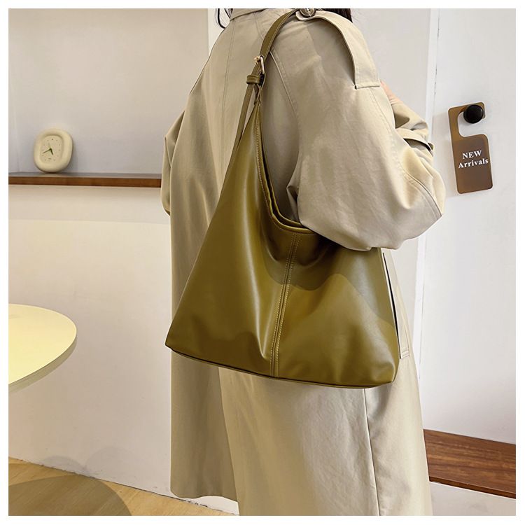 Retro commuting texture shoulder bag female 2025 this year popular Korean version of temperament underarm bag tote bag fashion female