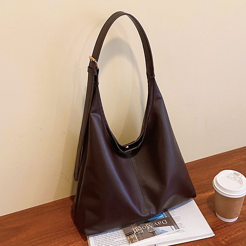 Retro commuting texture shoulder bag female 2025 this year popular Korean version of temperament underarm bag tote bag fashion female