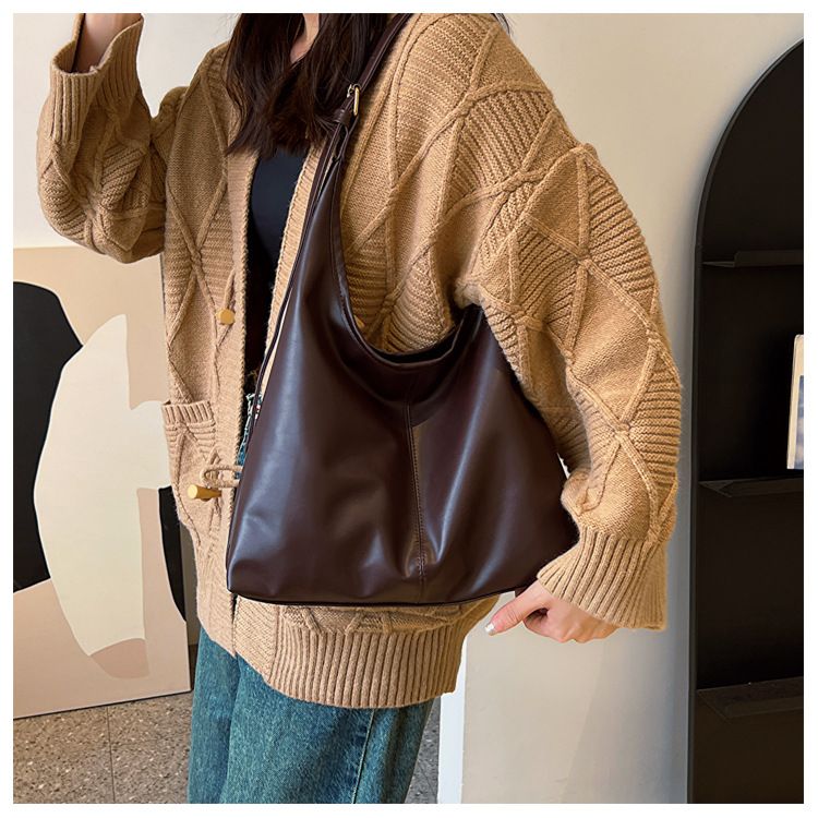 Retro commuting texture shoulder bag female 2025 this year popular Korean version of temperament underarm bag tote bag fashion female
