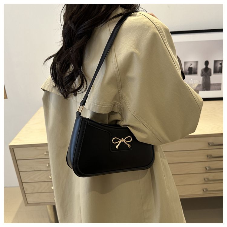 High-grade texture all the armpit small bag women's bag 2024 new fashion hand bill shoulder bag foreign baguette bag black one size