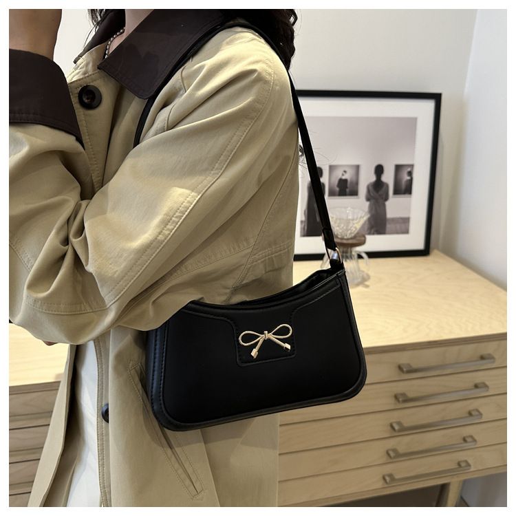 High-grade texture all the armpit small bag women's bag 2024 new fashion hand bill shoulder bag foreign baguette bag black one size