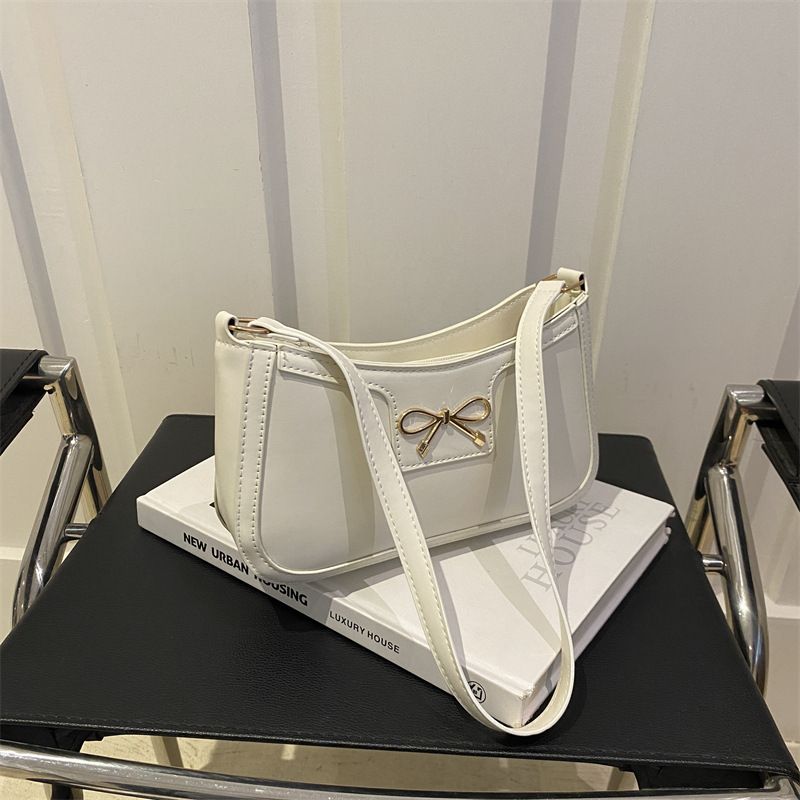 High-grade texture all the armpit small bag women's bag 2024 new fashion hand bill shoulder bag foreign baguette bag black one size