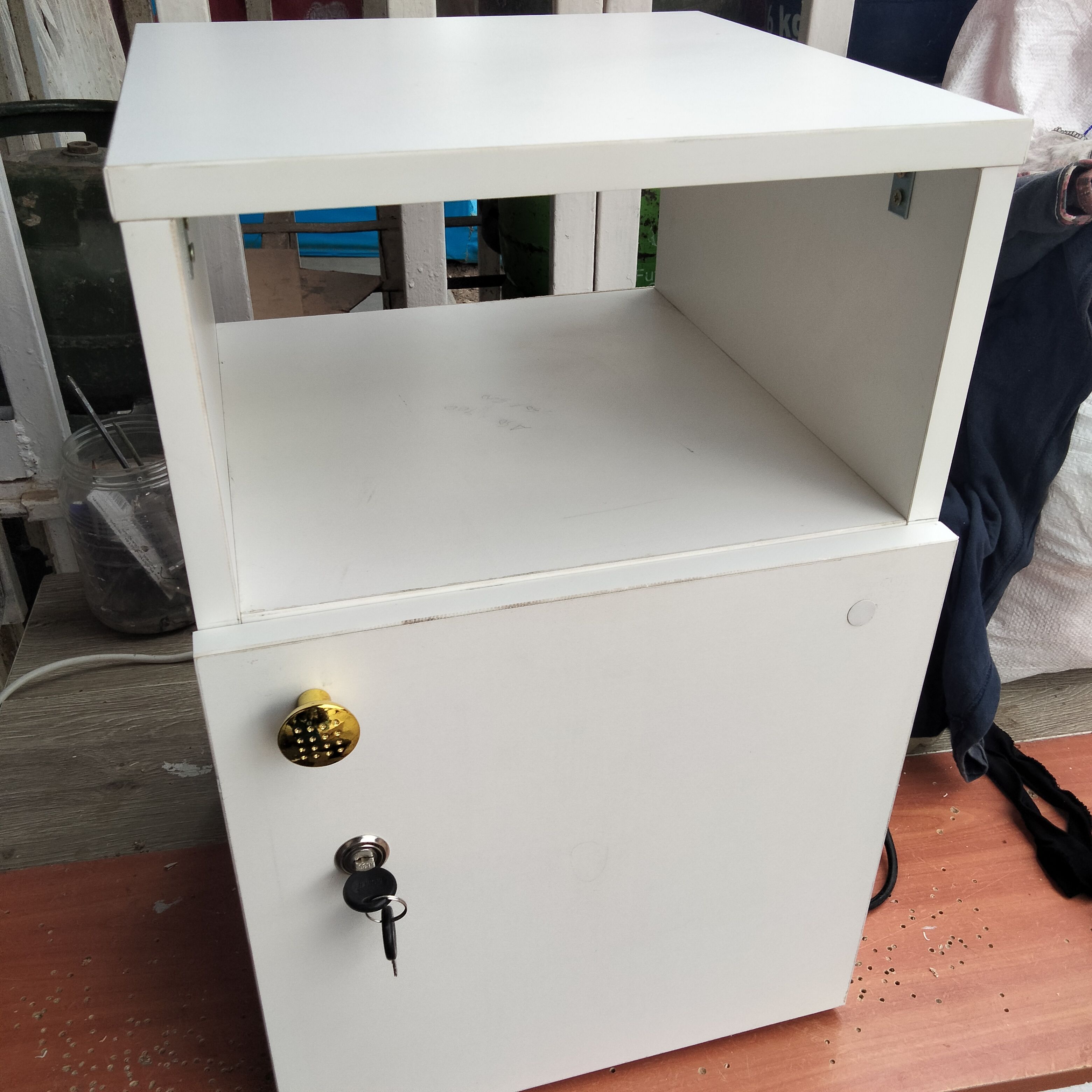 WITH LOCK ANTS BEDSIDE / TABLE SIDE STAND