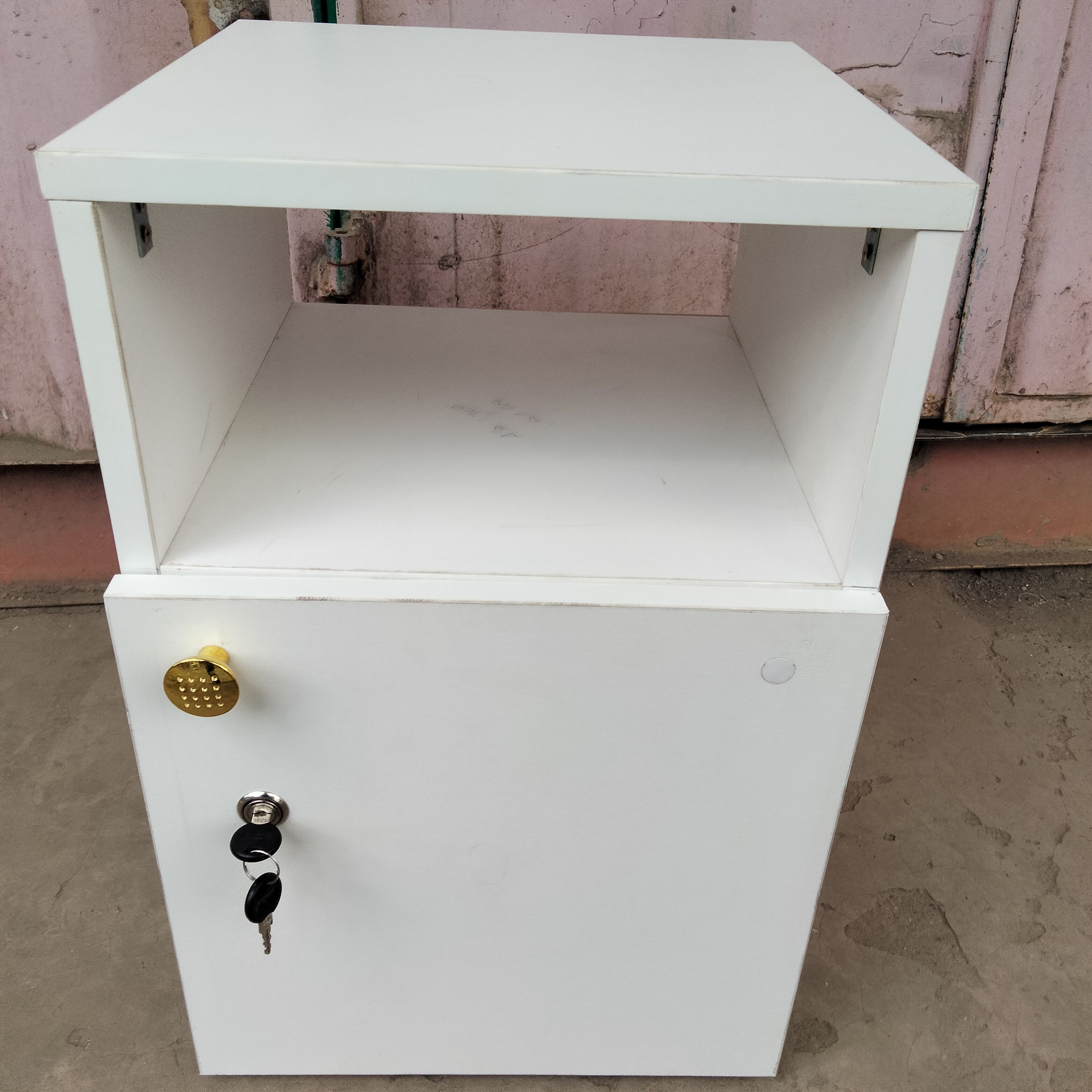 WITH LOCK ANTS BEDSIDE / TABLE SIDE STAND
