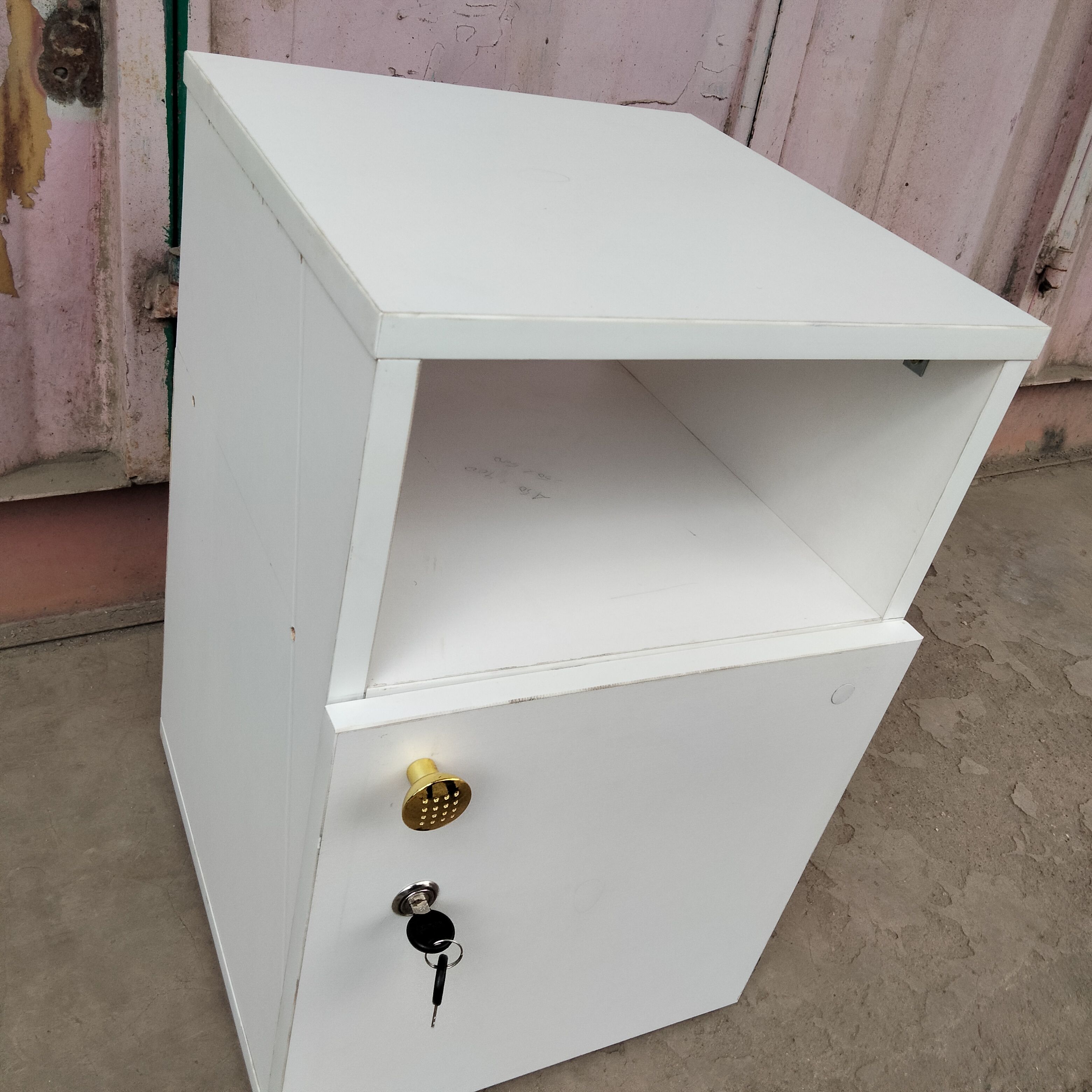 WITH LOCK ANTS BEDSIDE / TABLE SIDE STAND