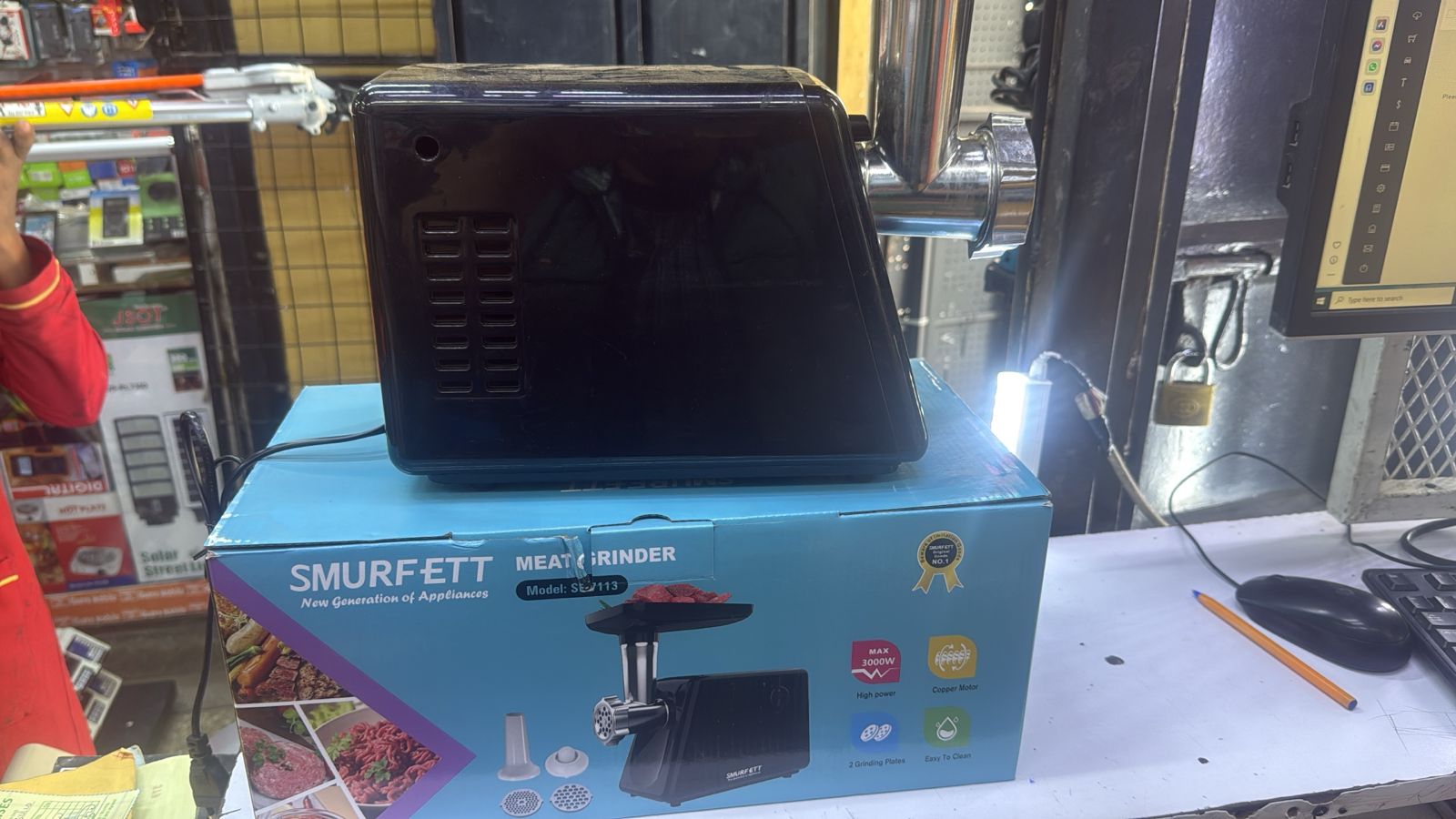 Small mincer  Electric Meat Mincer/GrinderElectric meat minceris widely used in restaurant, super market, butcher shop,hotel and soon.This machine is mainly used to cut fresh meat into meat paste.Ourm