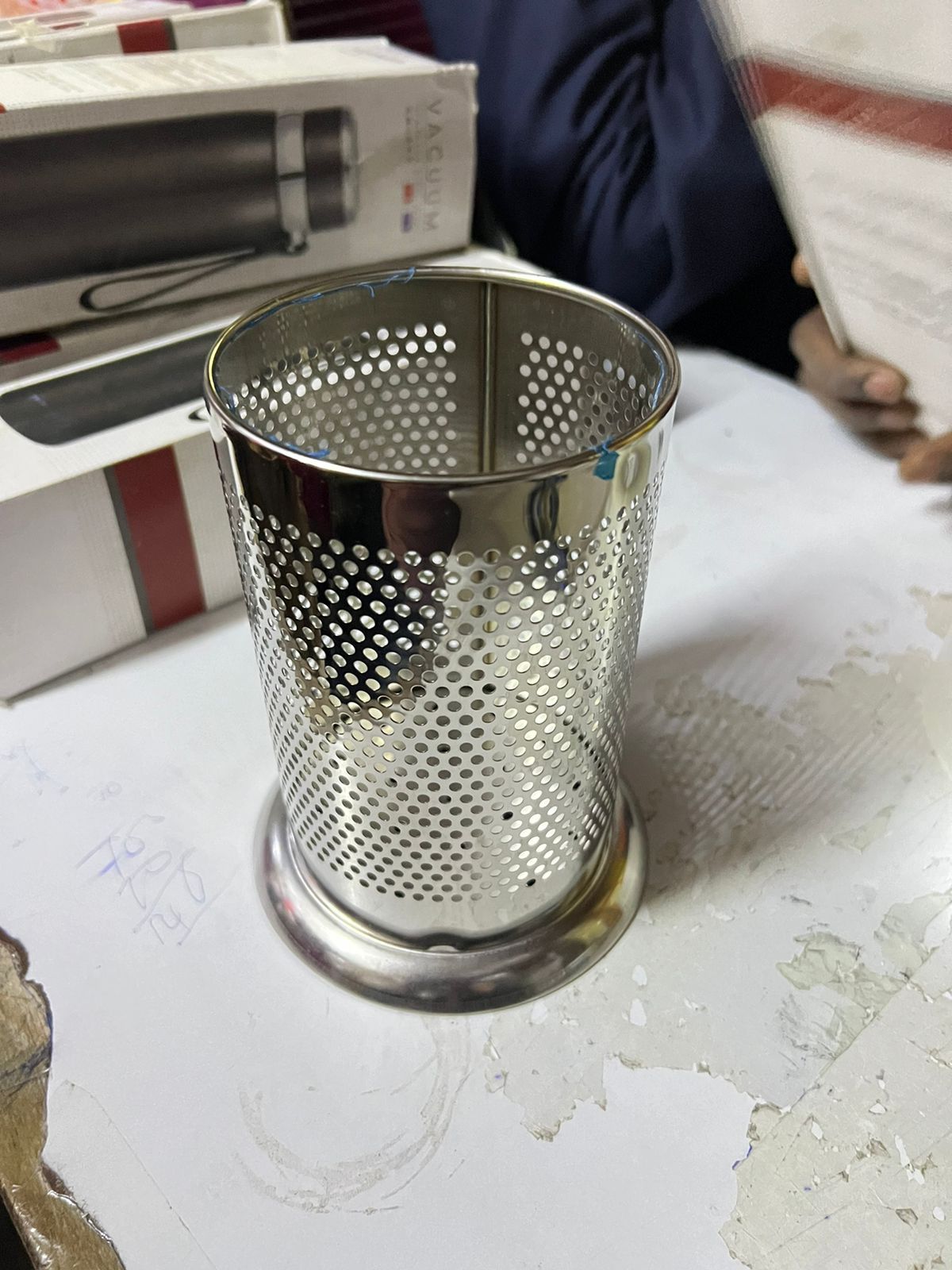 ✌️✔️Stainless Steel Spoon Holder.Ideal for drying cutlery after washing. 
Can also be used to drop in to counter tops.
Material : Stainless steel.
Dishwasher safe
The holes make it filter the water an