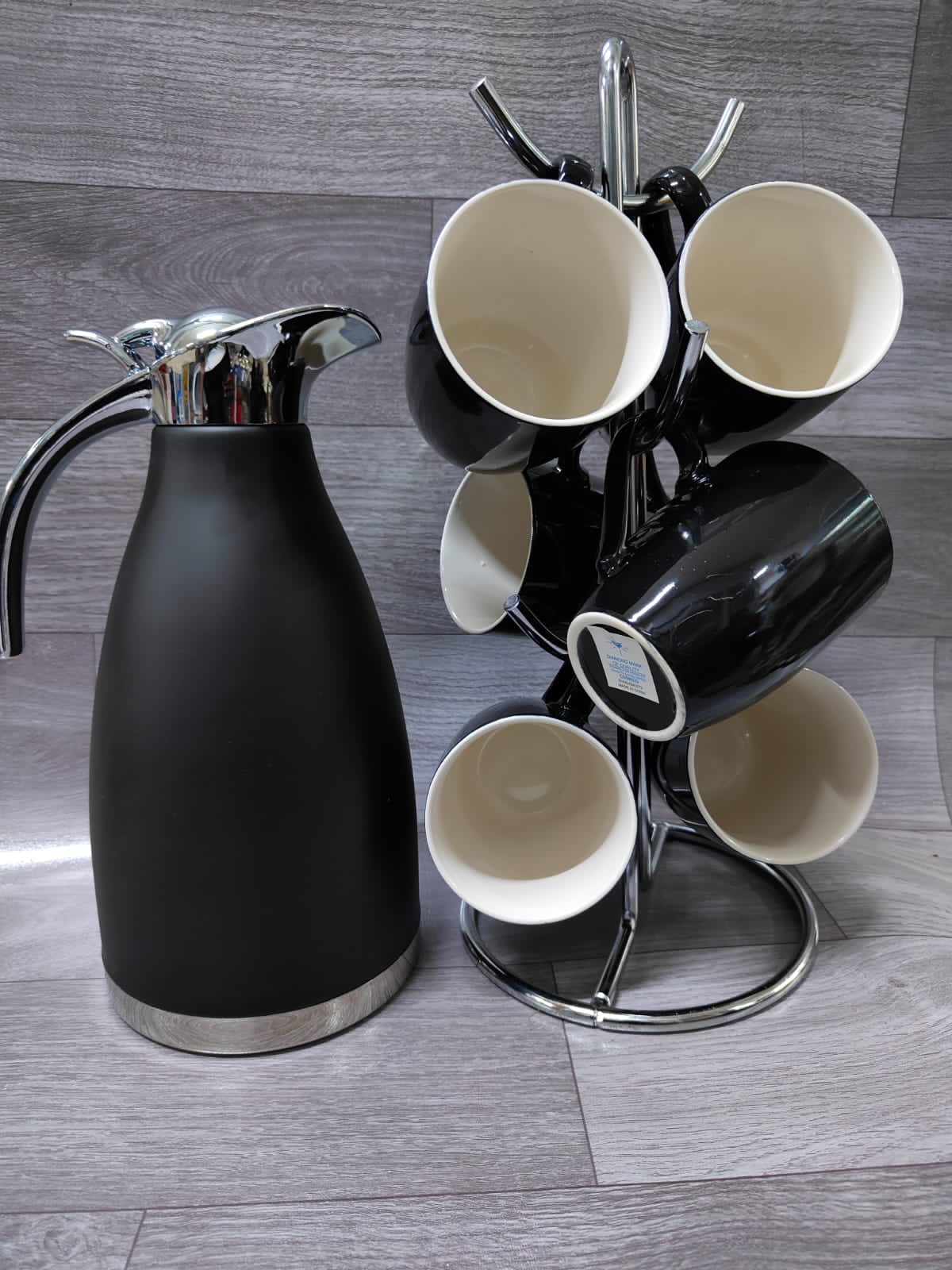 📌Price Drop❗️❗️Classy Flask Set available🔥🔥🥳.    7Pcs Quality Tea/Coffee Set 6 Mugs With 1 Thermo Flask.Unbreakable 2l Thermos
6pcs Plain black Tea/Coffee Mugs 
For coffee or tea
Idea for commerci