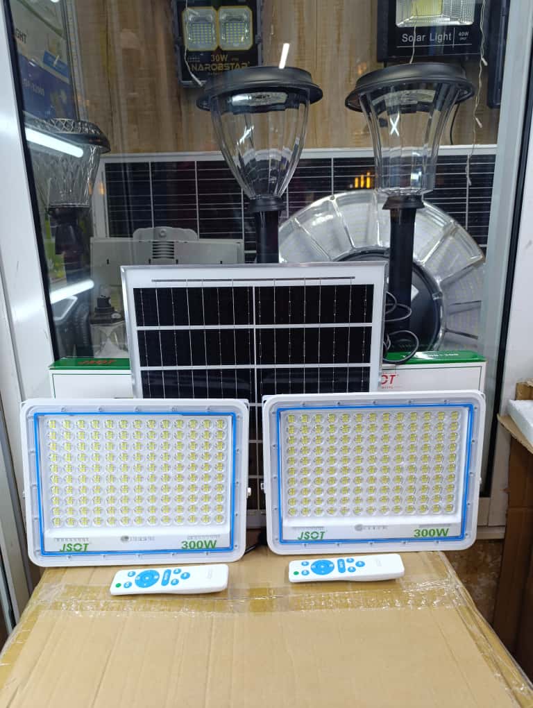 🎇2in1 300W+300W Solar Floodlights with Warning Lights🎇Dusk-to-dawn + remote control: auto on at night/off at dawn; dimming & timer via remotes
Wide-area coverage: light two sides of a compound, gate