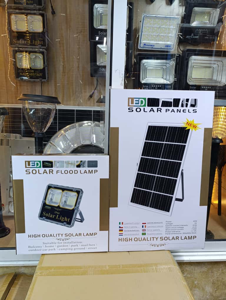 🎇Solar Light 300W NEW SOLAR FLOODLIGHT🎇Super bright: High quality 300W 12000 lumens 6500K Daylight LED solar flood light can illuminate the area above 26ft*26ft, just like the sun. The large-capacit