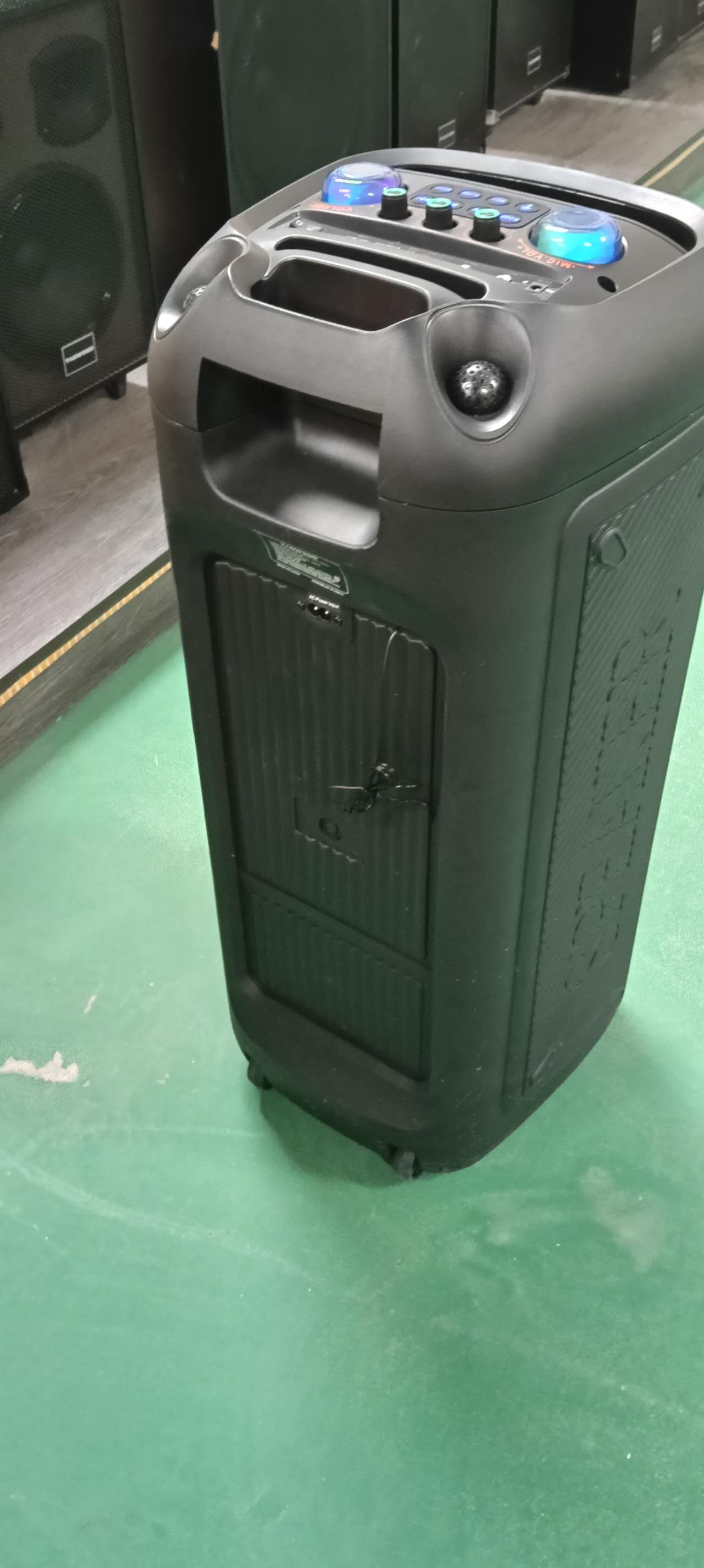 NEW TAGWOOD LTS-8C PORTABLE  BEAT BOX  RECHARGEABLE WITH USB/FM/BLUETOOTH . HAS ONE FREE WIRELESS MICROPHONE.