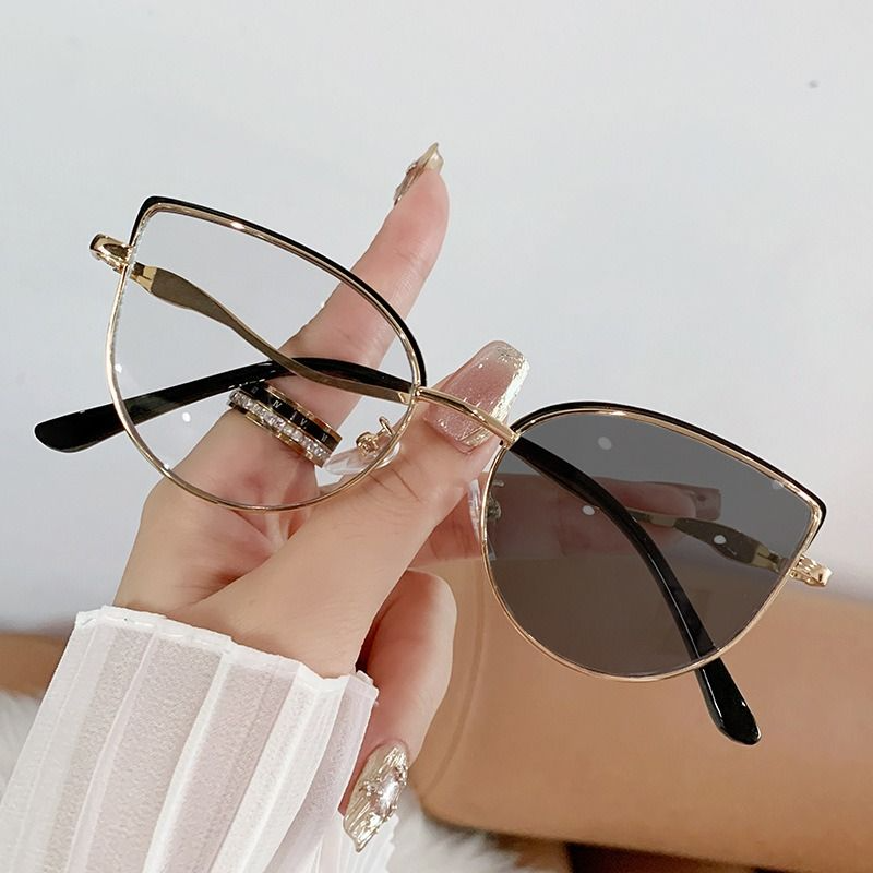 Stylish Designer Large Metal Frame Photochromic Eyewear Flat Mirror Spring Hinge Blue Light Blocking Optical Eyeglasses 1PC