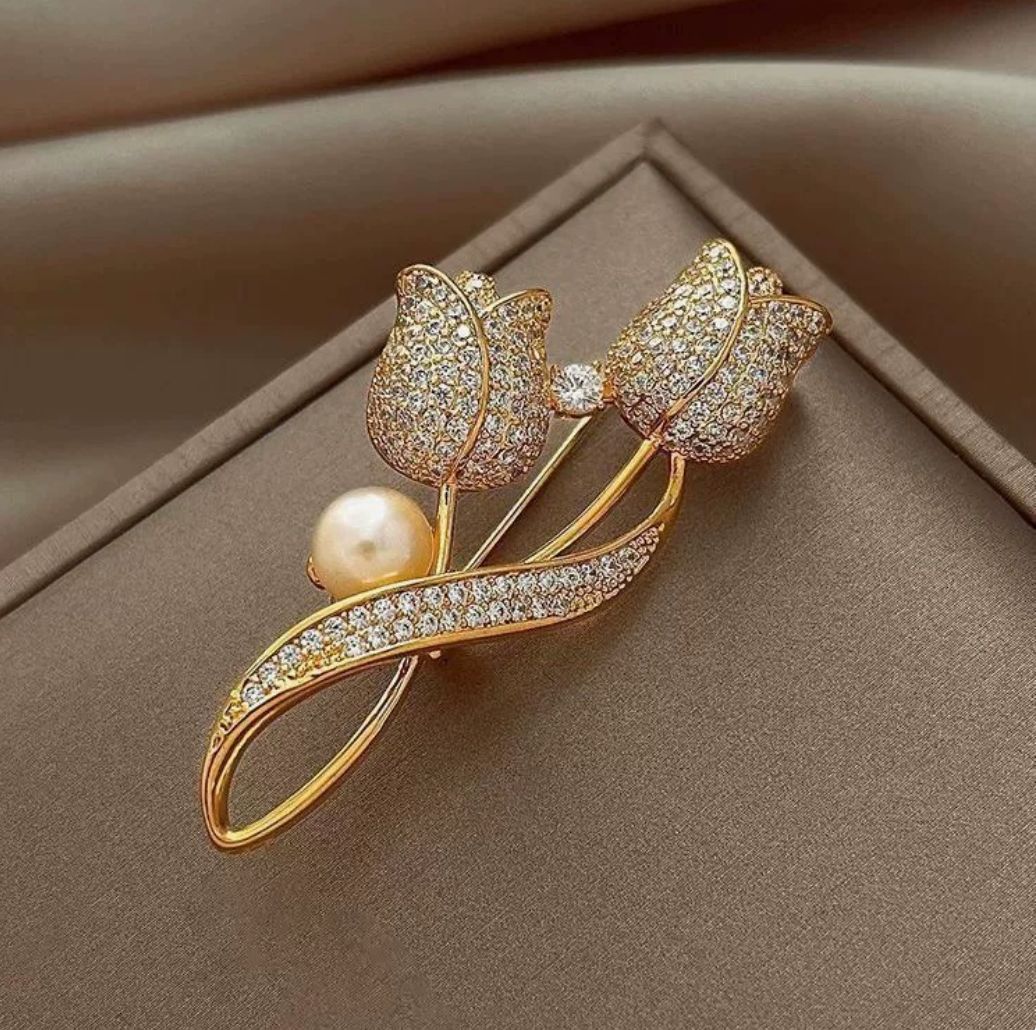 1PCS New Tulip Flower Golden Brooch Elegant Design Sense Rose White Stone Jewelry Luxury High Quality Brooches