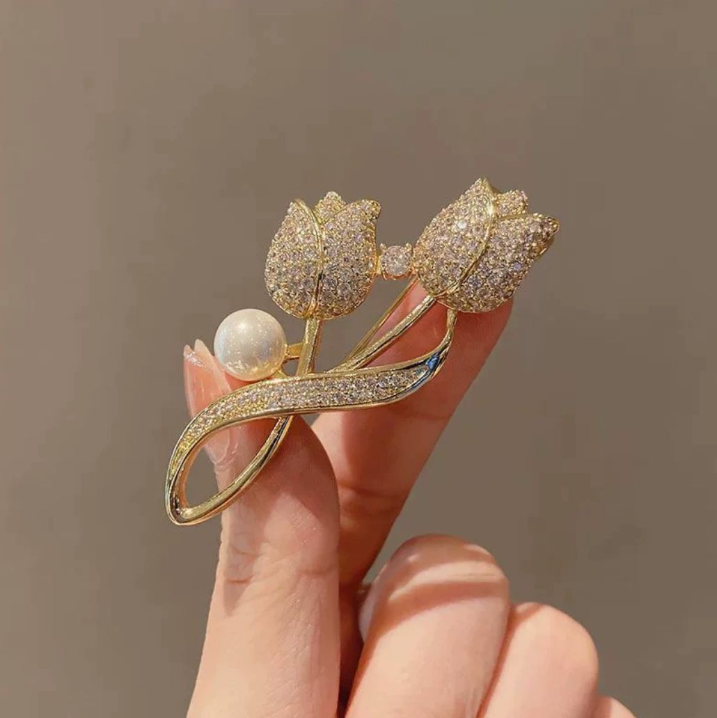 1PCS New Tulip Flower Golden Brooch Elegant Design Sense Rose White Stone Jewelry Luxury High Quality Brooches